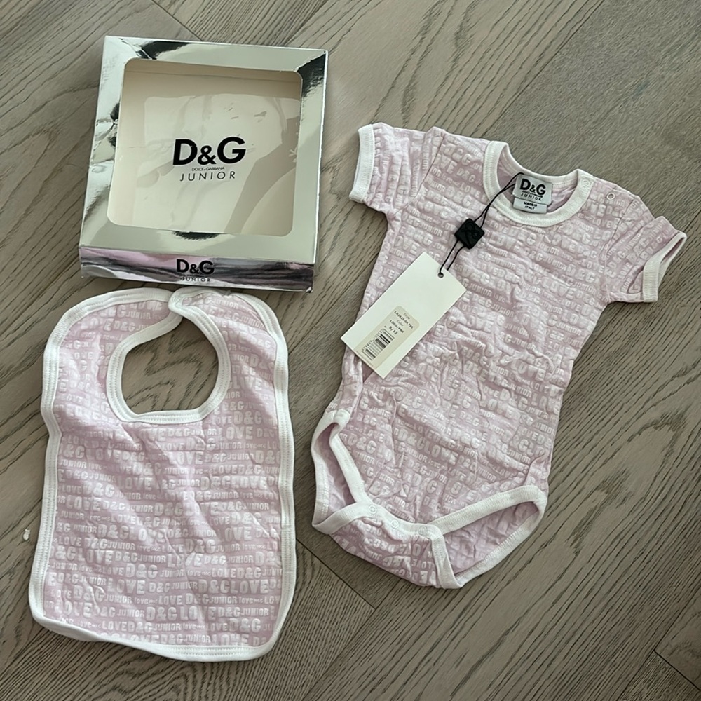 D&G dolce & gabbana junior onesie and bib gift set 9-12 months